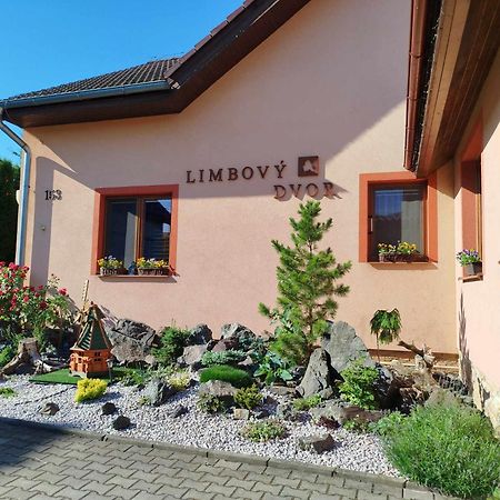 Pezion Limbovy Dvor Hotell Vrbov Eksteriør bilde