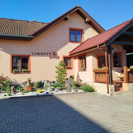 Pezion Limbovy Dvor Hotell Vrbov Eksteriør bilde